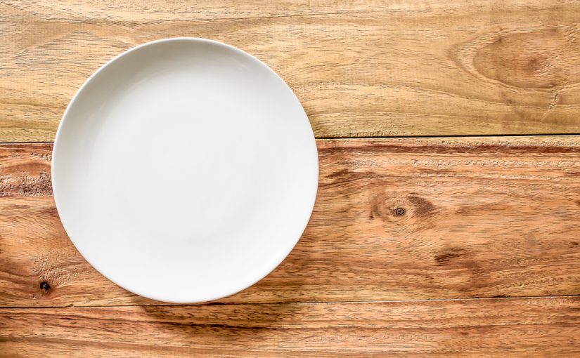 Usar pratos pequenos para medir as quantidades de comida que ingere